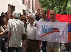 Депутатов встретили транспарантами