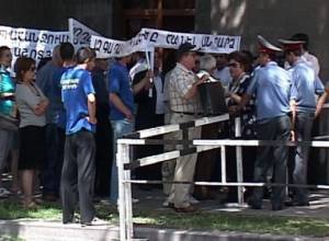 Крики, свист перед зданием Правительства