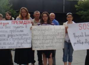 Постоянные гости перед резиденцией президента