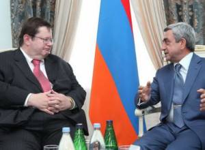 Симмонс завершает свою миссию