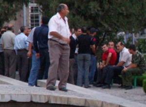 Снова требовали свою зарплату