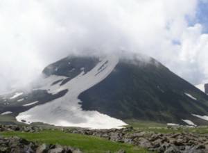 Группа из 11 человек осталась на горе