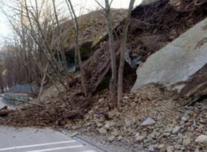 Низверглись обломки скалы