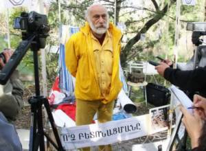 Писатель продолжает голодовку