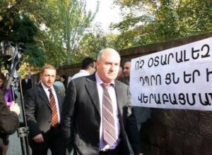 Акция протеста перед зданием НС