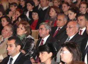 Саргсян посетил театр