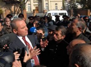 Серж Саргсян вмешаться не может?