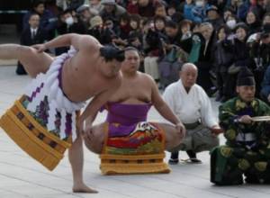 Очередь дошла до сумоистов