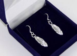 Сережку - взамен платы за обслуживание