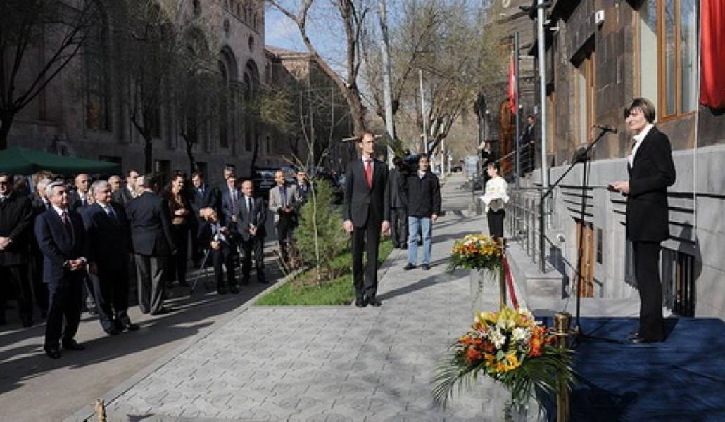 7a98e2c77b524cbd66eed717325c280e