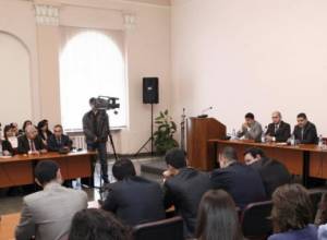 Студенты передали премьеру пакет