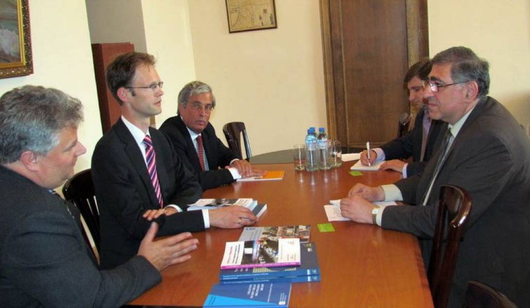 5b0dcea9a79aa3b5f2a3183eaa1a1038