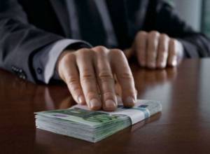 Взятка в 7500 долларов за мягкое наказание