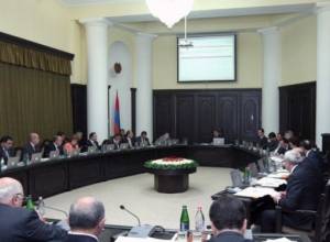 В правительстве почтили память жертв 27-ого