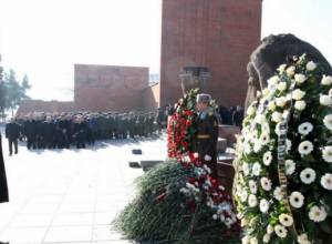 В Степанакерте почтили память жертв землетрясения