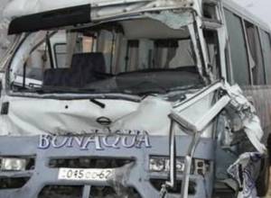 Микроавтобус столкнулся с мусоровозом