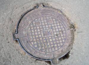 Украл крышку люка