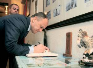 Сейран Оганян посетил родных Вазгена Саргсяна