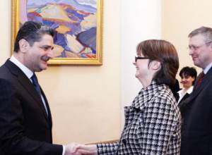 Премьер Саргсян принял послов Великобритании