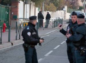 Полиция  окружила дом, где скрывается убийца