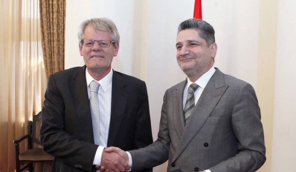 6ae6d10879ca4757feba037adfb7e93e