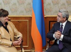 Керолайн Кокс в Ереване