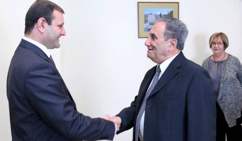 4dbfe7ed2c6614a9d2eb3860f55b479e