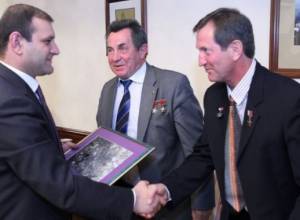 Космонавты преподнесли подарок мэру