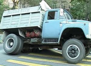 Грузовик перевернулся в центре Еревана