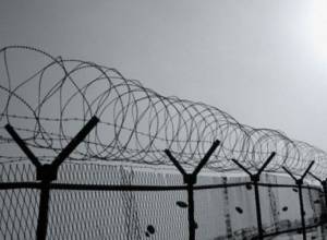 Двое зашили себе рты