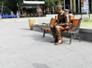 Сломали ногу памятника Гранту Матевосяну