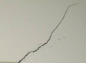 Стены растрескались