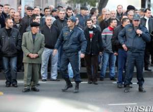 Сотрудники завода Наирит вышли на улицу