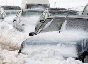 В снежном плену очутились 15 автомобилей