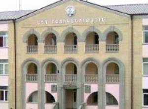 Он сломал 4 статуи и порвал флаг, висящий на стене