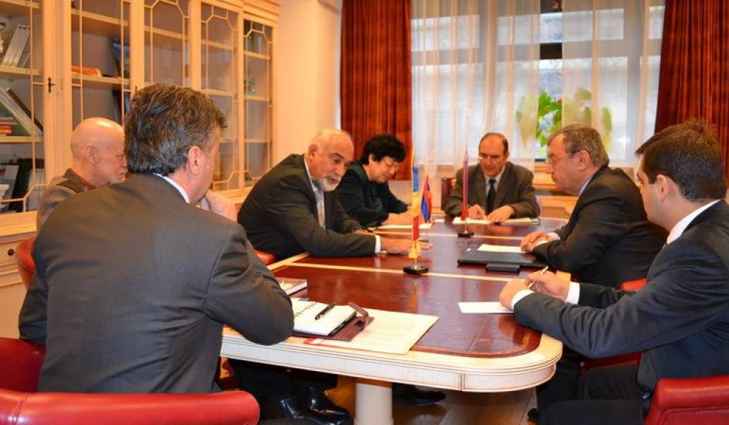 6b4bb694f66db857ed46015376712170