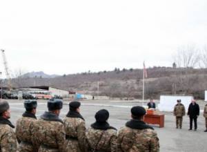 Бако Саакян вручил подарки