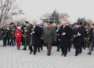 Возложили цветы к Памятнику Неизвестному солдату