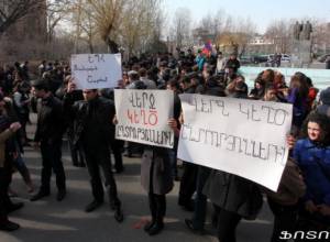 Протестующие подошли к Медицинскому Университету