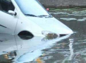 Автомобиль упал в ручей