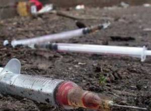 Взял у нее серебрянную ложку