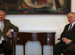 Памятная медаль МИД уходящему послу