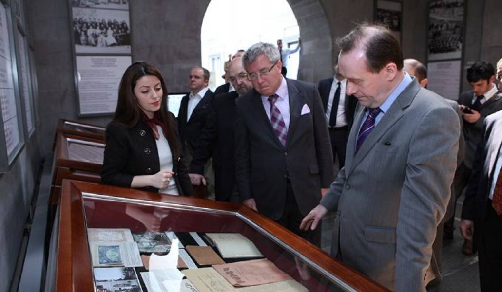 6823c5e9f2c5f185255a9098c2f36bbe