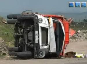 По пути на свалку перевернулся мусоровоз