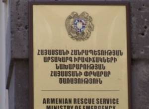 Aвтомобили застряли в снегу