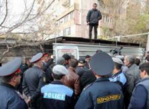 Жители легли на землю