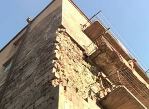 Жители ул. Сисакян около резиденции Президента