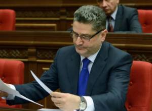 Премьер противоречит сам себе?