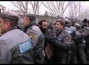 Լարված իրավիճակ Ազգային Ժողովի դիմաց