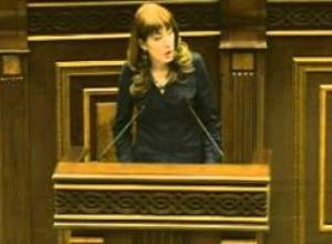 Նաիրա Կարապետյանը շարունակեց մտրակի և քաղցրավենիքի քաղաքականությունը